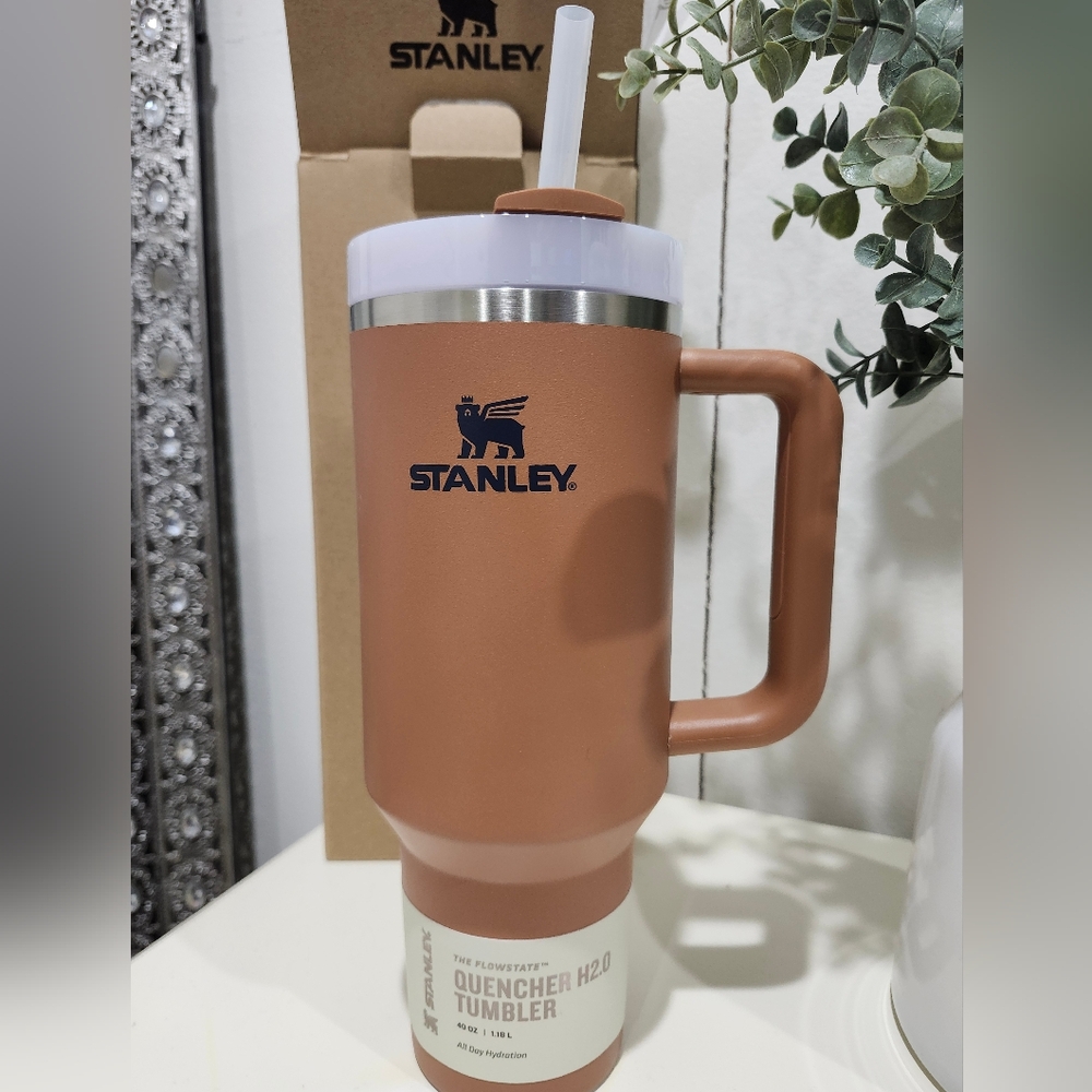 New Stanley The Quencher H2.0 FlowState™ Tumbler | 40 OZ  Color: Toast